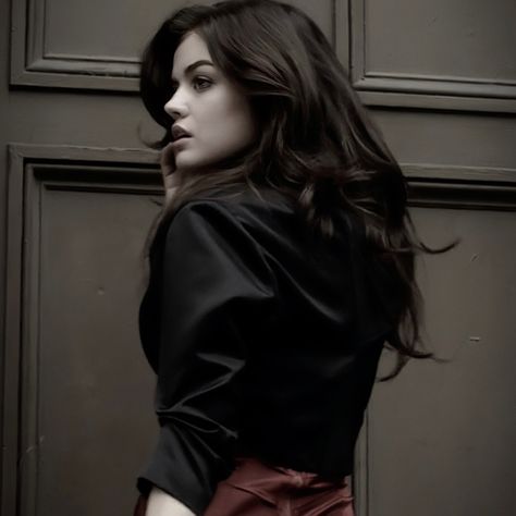 Aria Montgomery Hair, Aria Montgomery Aesthetic, Pretty Little Liars Aria, Pretty Little Liars Outfits, Pll Outfits, Pll Fashion, Aria Montgomery, Feminine Aesthetic, French Girl