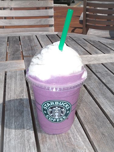 Blueberries and Creme Frappuccino Recipe Frozen Coffee Drinks, Starbucks Ideas, Cold Drinks Recipes, Starbucks Hacks, Coffee Frappuccino, Starbucks Orders, Starbucks Drinks Diy, Secret Starbucks Recipes, Iced Starbucks Drinks