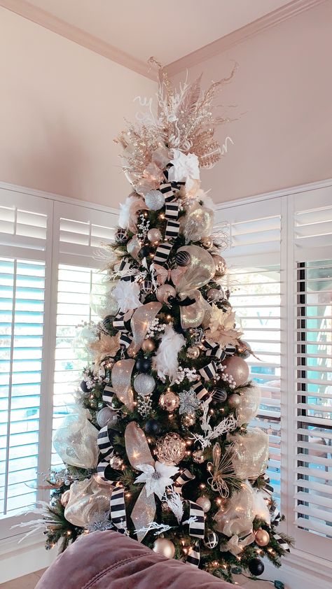 Black and Gold Christmas Tree By Dary Resendiz Black Christmas Tree With Rose Gold Decorations, Black Beige Gold Christmas Tree, Rose Gold Black Christmas Tree, Black Christmas Tree Gold Decorations, Black Cream And Gold Christmas Tree, Black Rose Gold Christmas Tree, Black White Silver Gold Christmas Decor, Black And Gold Christmas Theme, Black And Rose Gold Christmas Decor