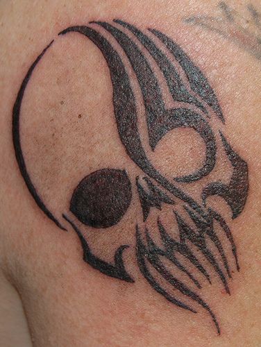 Skull tattoo, wrist side Henna Skull Designs, Skull Henna Design, Skull Henna Tattoo, Henna Skull, Henna Tattoo Wrist, Henna For Boys, Halloween Henna, Men Henna Tattoo, Henna Practice