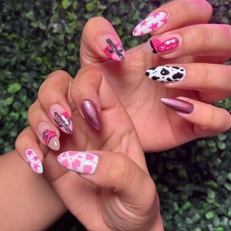 Western Glam Nails, Almond Nails Designs Western, Hot Pink Cowgirl Nails, Western Barbie Nails, Classy Western Nails, Cowgirl Nail Designs, Cowgirl Nail Ideas, Dolly Parton Nails, Country Concert Nails Ideas