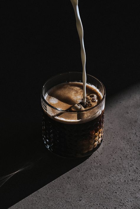 beverage pour on clear drinking glass photo – Free Beverage Image on Unsplash Making Cold Brew Coffee, Coffee Wallpaper, Coffee Images, Coffee Pictures, Coffee Photography, Free Coffee, Coffee Company, Cold Brew Coffee, Blended Coffee