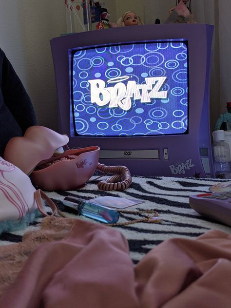 2000s Room Aesthetic, Early 2000s Room, 2000s Bedroom, 2000s Room, Y2k Room, Aesthetic 2000s, Luxury Room Bedroom, Bratz Girls, Retro Gadgets