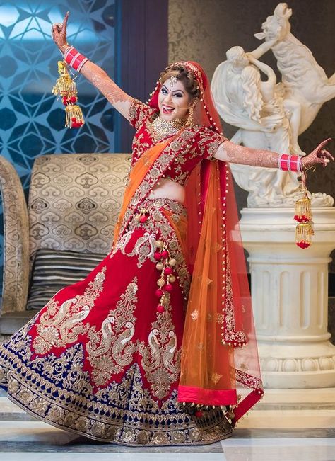 Guide To Ace Your Bridal Poses This Wedding Season! | भारतीय दुल्हन संबंधी, Solo Poses, शादी की तस्वीरें, Indian Bride Poses, Indian Bride Photography Poses, Indian Wedding Poses, Bride Photos Poses, Indian Wedding Bride, Saree Bollywood