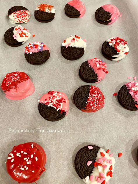 Chocolate Dipped Valentine Oreo Cookies Bakery Cart, Chocolate Dip, Food Fair, Chocolate Dipped Oreos, Diy Chocolate, Dipped Oreos, Easy Treat, Oreo Cookie, Melted Chocolate