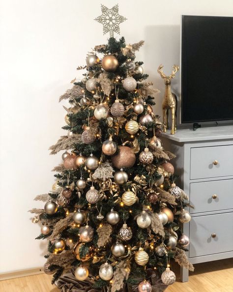 Gold Silver Bronze Christmas Tree, Christmas Tree Inspo Red, Gold And Brown Christmas Tree, Christmas Tree Pampas, Brown And Gold Christmas Tree, Pampas Tree, Contemporary Christmas Tree, Christmas Tree Colour Scheme, Elegant Christmas Tree Decorations