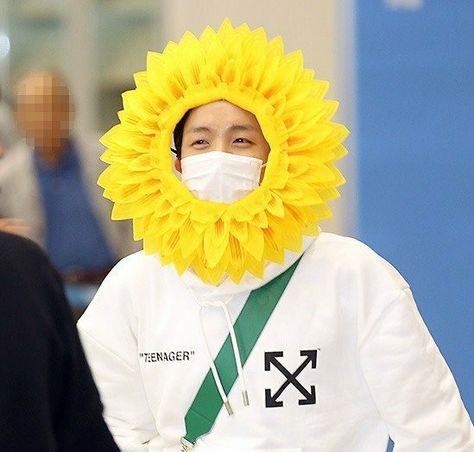 Jhope arriving back in Korea after MOTS tours, dressed as a sunflower, he was 1 of 3 who were punished for loosing the recent run In Airport, Korean Music, Bts J Hope, Bts Members, J Hope, Coming Home, Jung Hoseok, Bts Memes, Kim Namjoon