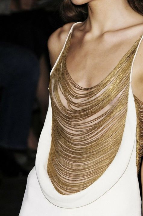 Alexander McQueen Detail Couture, Formal Clothes, Mode Inspiration, Fashion Details, Moda Fashion, Couture Fashion, Look Fashion, Runway Fashion, Gold Chains