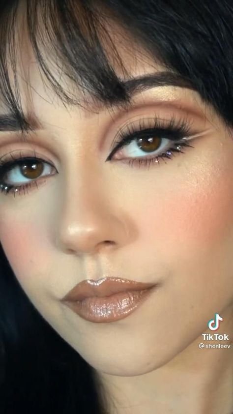 70s eye makeup [Video] in 2022 | 70s makeup, Makeup eyeliner, Disco makeup 70s Eye Makeup, 70s Hair And Makeup, Disco Makeup, 60s Makeup, 70s Makeup, Retro Makeup, Make Up Inspiration, Smink Inspiration, Dope Makeup