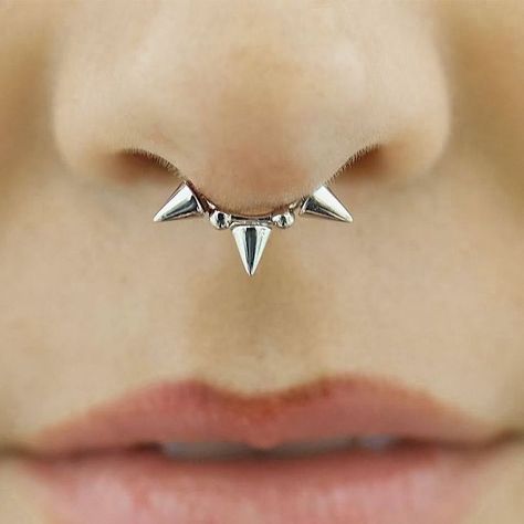 When placed in the Septum, our granulated triple spike’s geometric details — smooth circles situated between pointed triangles — are beautifully highlighted. Spikey Septum Piercing, Spiky Septum Piercing, Septum Jewellery, Cute Septum Rings, Alt Jewelry, Septum Rings, Cool Piercings, Septum Jewelry, Septum Piercing