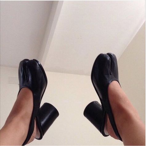 Tabi Shoes, Slingbacks, Pretty Shoes, Dream Shoes, Toe Shoes, Shoe Game, Sock Shoes, Fashion Photo, Nice Shoes