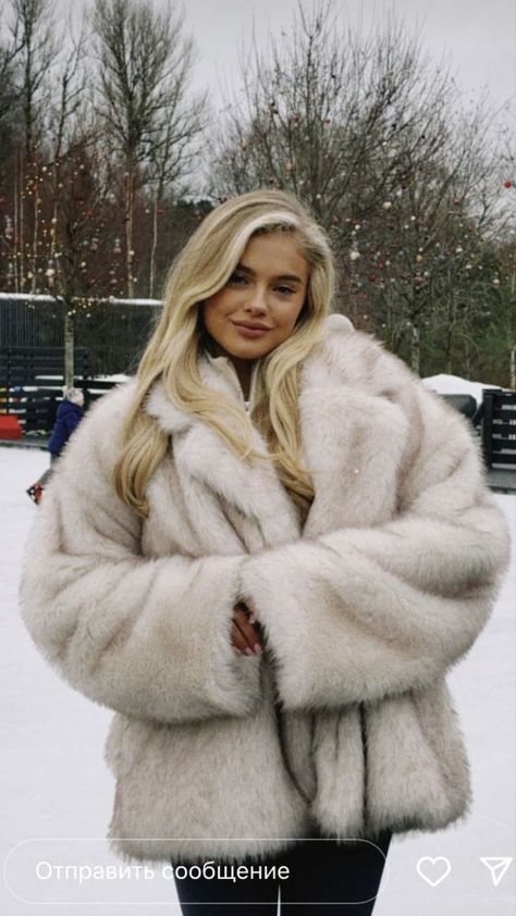 White Fur Coat Outfit, Old Money Hairstyles, White Fur Jacket, White Faux Fur Jacket, Fur Coat Outfit, White Fur Coat, Winter Inspo, Sheepskin Coat, Paris Outfits