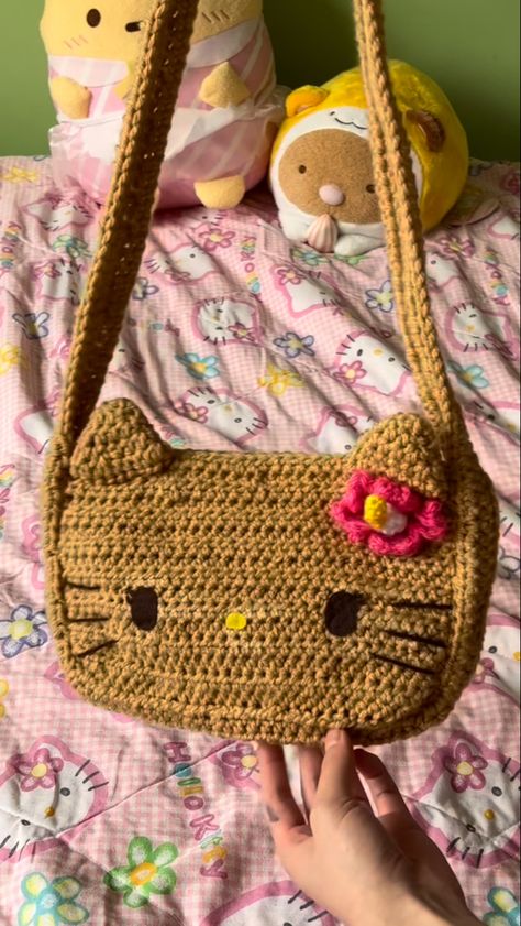 Crochet Icons Aesthetic, Crochet Hello Kitty Purse, Hello Kitty Knitted Bag, Hello Kitty Crochet Clothes, Crochet Bag Hello Kitty, Knitting Hello Kitty, Cute Crochet Hello Kitty, Hello Kitty Crochet Projects, Croshay Bags