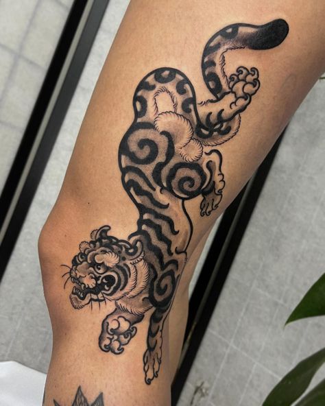 Traditional Tiger Back Tattoo, Trad Tattoo Black, Japanese Traditional Tattoo, Polynesian Tattoo Meanings, Aztec Tattoos Sleeve, Trippy Tattoo, Tato Tradisional, American Traditional Tattoo Ideas, Traditional Tattoo Ideas