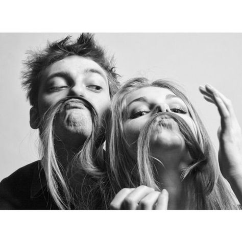 Funny Couple Photography, Funny Photos Ideas, Funny Couple Pictures, Couple Funny, Funny Jokes To Tell, Couple Poses Reference, Funny Couple, Funny Couples, Photo Couple