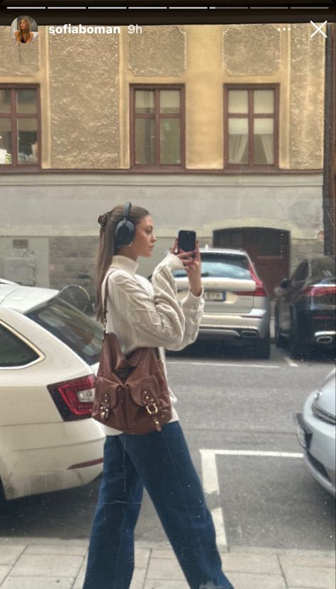 Sofia Boman, Abercrombie Girls, Off Duty Outfits, Boots Jeans, Sneakers Street Style, Autumn Fits, Personal Identity, Fashion Days, Jeans Fashion