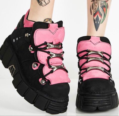 Pink New Rock Shoes, Menhera Fashion, Alt Shoes, Creepy Cute Fashion, Hello Kitty Shoes, Alt Clothes, Art Outfit, Dr Shoes, Chunky Trainers