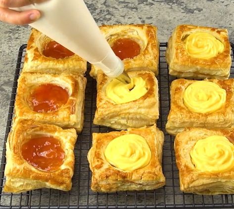 Square puff pastry baskets: the fantastic and fun treats to prepare! Puff Pastry Squares, Cheesy Puff Pastry, Pastry Squares, Pastry Basket, Puff Pastry Twists, Butter Puff Pastry, Easy Puff, Easy Puff Pastry, Savory Pastry