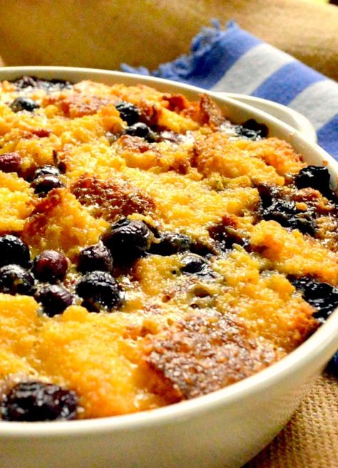 What to do with leftover cornbread? This cornbread pudding is amazing! I mean who doesn't love cornbread? #cornbread #cornbreadbreadpudding #breadpudding #leftovers #cornbreaddessert #cornmeal Leftover Cornbread Recipes, Leftover Cornbread Recipe, Cornbread Dessert, Cornbread Breakfast, Cornbread Pudding, Blueberry Cornbread, Blueberry Bread Pudding, Leftover Cornbread, Best Cornbread Recipe