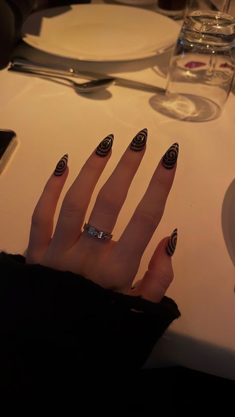 Alt Black Nails, Spiral Nails Design, Gothic Nails Short, Goth Short Nails, Spiral Nails, Rock Star Nails, Band Nails, Gothic Nails, Grunge Nails