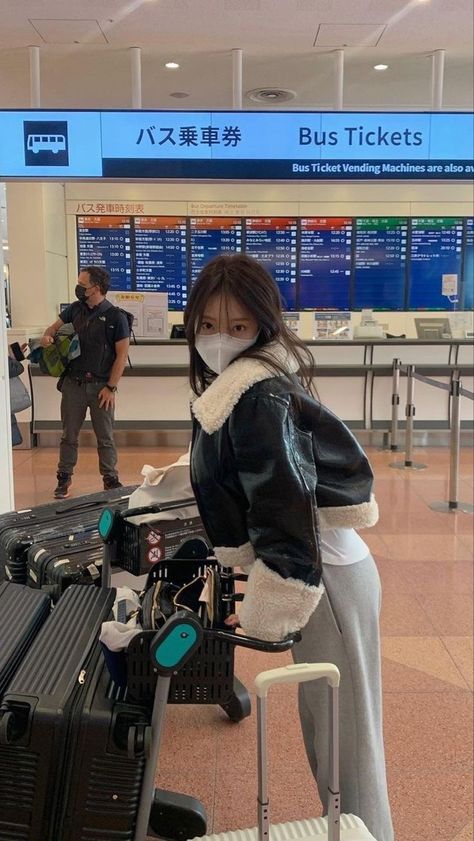 Airport Outfit Winter, Dancer Lifestyle, Woman In Suit, Polo Shirt Outfits, Winter Fashion Outfits Casual, Winter Fit, Winter Fits, Neutral Outfit, 가을 패션