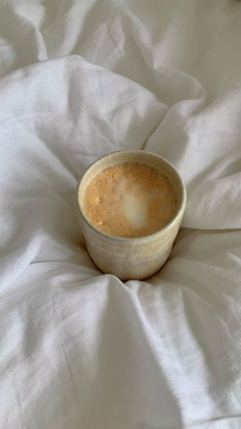 Chocolate Bedroom, Coffee Recipes Hot, Coffee In Bed, Pretty Coffee, Coffee Obsession, Power Nap, Cafe Style, Coffee Is Life, Coffee Latte