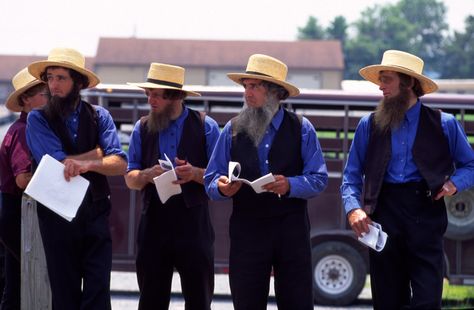 Amish Dress, Amish Clothing, Amish Country Pennsylvania, Amish Pennsylvania, Holmes County Ohio, Amish Men, Pennsylvania Dutch Country, Lancaster County Pa, Amish Community