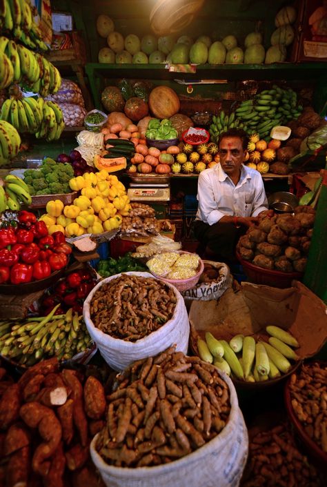 Dadar Market - Mumbai, India Dadar Mumbai, Desi Street Food, Vegetable Market, India Street, Mother India, Amazing India, World Street, Mumbai City, India Food