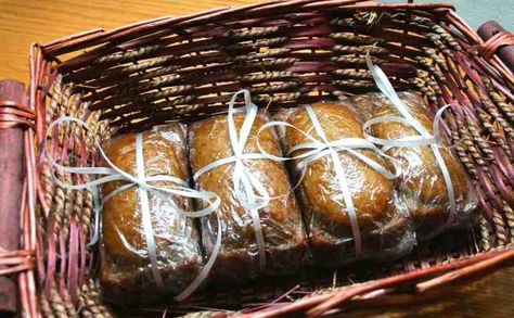 4 Easy and Quick to Make DIY Gift Ideas! How To Wrap Pumpkin Bread As A Gift, Pumpkin Bread Loaves, Mini Bread Loaves, Dessert Loaf, Bread Gifts, Bread Display, Bread Loaves, Thanksgiving Favors, Pumpkin Loaf