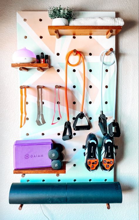 Exercise Pegboard, Bedroom Workout Space Ideas, Workout Wall Storage, Exercise Room Organization, Weight Organization Gym, Peg Board Workout Wall, Tiny Workout Space, Weights Organization, Home Gym Pegboard