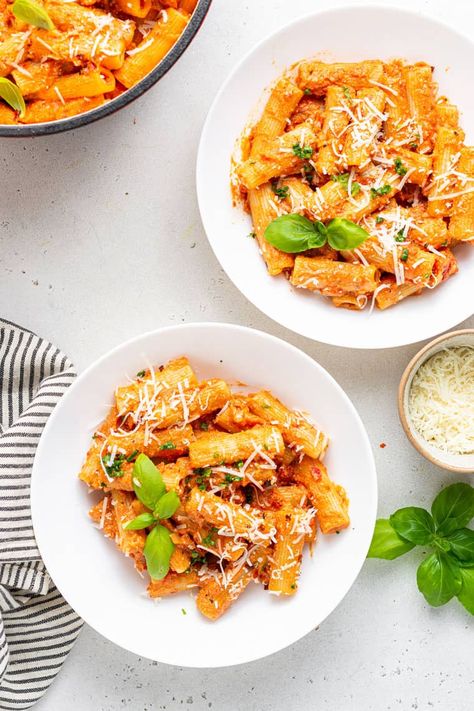 Learn how to make this Spicy Vegan Vodka Rigatoni (or Vegan Carbone Rigatoni) for an amazing pasta dinner recipe. It has the traditional Italian vodka tomato sauce, but is made vegan cashew cream and nutritional yeast. Ready in just 25 minutes Rigatoni With Vodka Sauce, Vegan Vodka Sauce, Spicy Rigatoni, Vodka Sauce Recipe, Vodka Sauce Pasta, Rigatoni Recipes, Cherry Tomato Pasta, Rigatoni Pasta, Vegan Parmesan Cheese