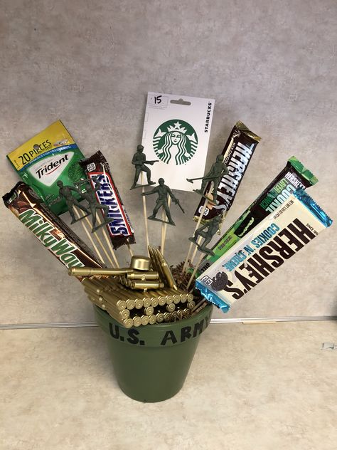 Military candy bouquet Camo Gift Basket Ideas, Army Crafts Diy, Military Diy, Theme Snack, Camo Gifts, Army Crafts, Fruit Crafts, Military Man, Secret Sister