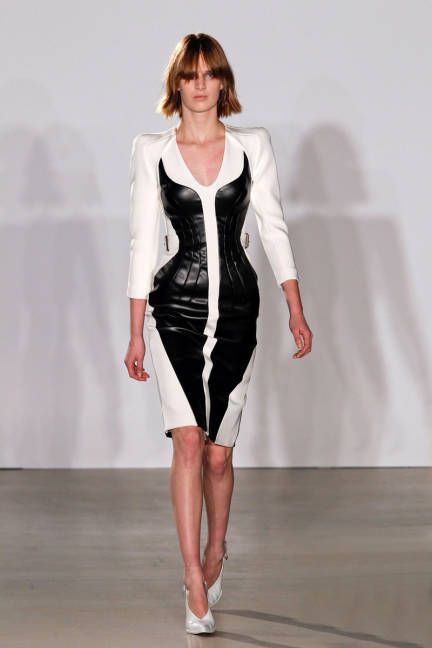 Altuzarra - F2013 "Black & White" White Dress Fall, Proportions Fashion, Aurora Fashion, Mode Pop, Pop Art Fashion, Paris Mode, Futuristic Fashion, Review Fashion, Fashion Design Sketches