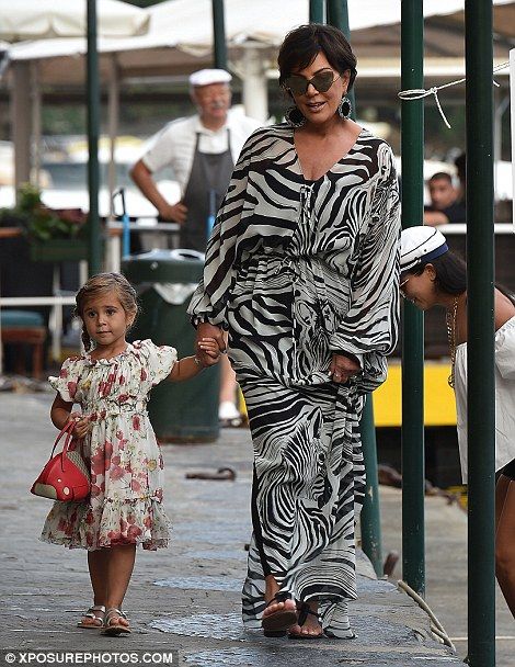 Doting grandma: Kris wore a stylish zebra-print maxi dress as they strolled… Jenner Style Outfits, Kris Jenner Style, Outfits Juvenil, Kardashian Outfit, Simply Dresses, Classic Style Outfits, Beautiful Maxi Dresses, Mama Style, Jenner Outfits