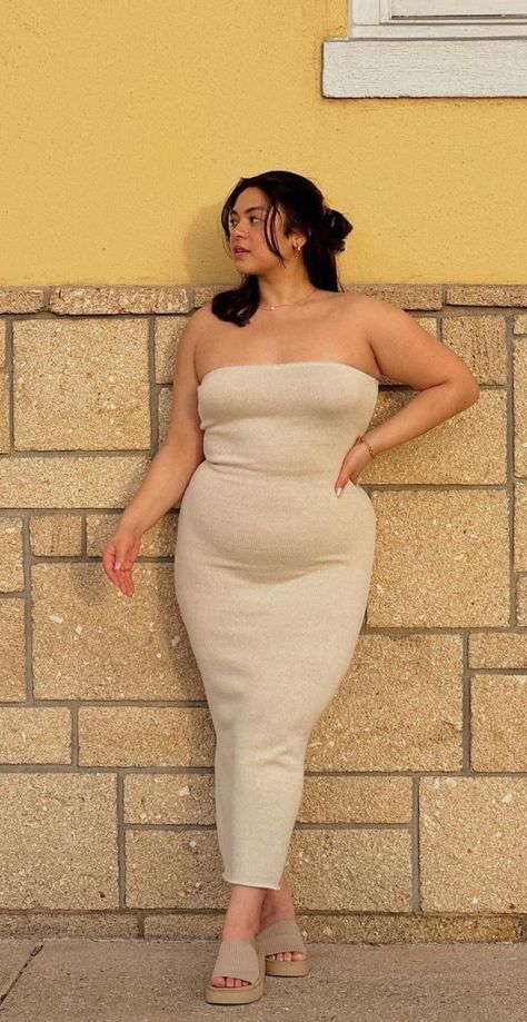 Midsize Body Reference Pose, Plus Size Formal Poses, Plus Size Dress Poses, Midsize Photoshoot Poses, Plus Size Poses For Pictures Dress, Plus Size Modeling Poses Photo Shoots, Instagram Pose Ideas Plus Size, Pose Reference Chubby, Mid Size Photoshoot