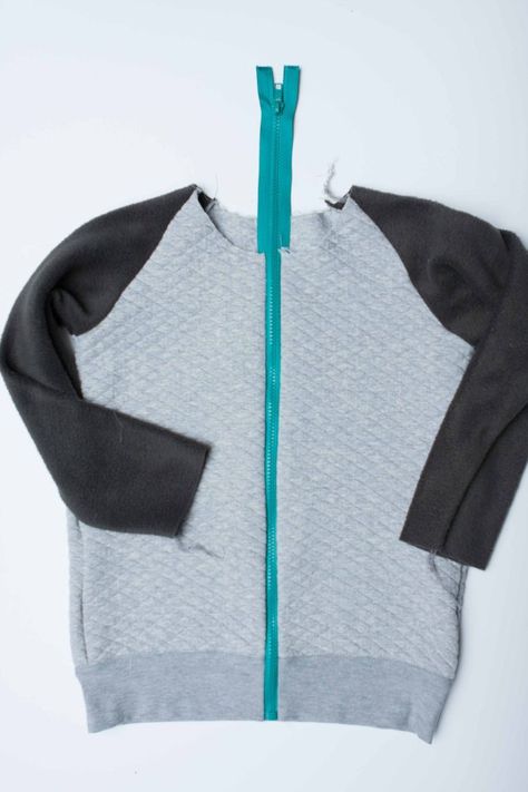 Add A Zipper To A Sweatshirt, How To Sew Hoodies, Sweatshirt Makeovers, Zipper Tutorial, Sew Zipper, Diy Tops, Hoodie Pattern, Zipped Hoodie, Bias Binding