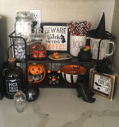 Halloween Coffee Bar, Apartment Halloween, Halloween Kitchen Decor, Image Halloween, Adornos Halloween, Halloween Kitchen, Black Christmas Trees, Halloween Displays, Halloween Decorations Indoor