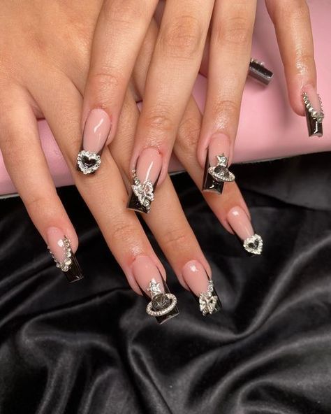 Black French Tips With Planet Charm, Nail Tech Ideas Nailart, Nails With Charms Y2k Black, Cute Nails With Charms Medium, Black French Tip Nails Square With Charms, Black French Tip Nails Charms, Nail Ideas Acrylic Charms, Black Nails W Charms, Short Nails Inspiration 2024