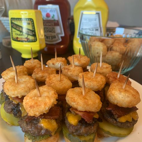 Tot Sliders, Pickled Gherkins, Pokémon Birthday, Hamburger Dishes, Mini Sliders, Mini Hamburgers, App Ideas, Mini Burgers, Slider Recipes