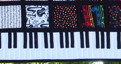 close up of piano key border, with black fringe on the bottom. Musical instruments, notes, and colors are in blocks above the border. Piano Quilt Pattern, Piano Quilt, Unusual Quilts, Music Quilts, Music Quilt, Piano Crafts, Quilt Borders, Black And White Quilts, Piano Key