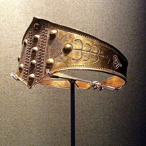 Viking age / A gold arm ring from Denmark 800-1050 AD.: Viking Arm Rings, Viking Jewellery, Arm Ring, Viking Life, Viking Culture, Ancient Vikings, Nordland, Historical Jewellery, The Vikings