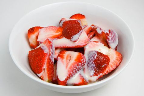 Strawberries in Sweetened Condensed Milk Milk And Fruit, Sweetened Condensed Milk Recipes, Summer Sweets, Dessert Ingredients, Fresh Strawberries, Milk Recipes, Sweetened Condensed Milk, Spring Recipes, Best Dessert Recipes