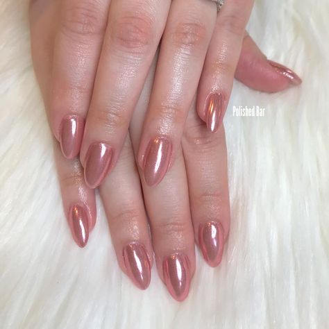 POLISHED BAR 💅 on Instagram: “Rose Gold 💗 #rosegoldnails #chromenails #rosegold” Rose Gold Chrome Nails Designs, Rose Gold Acrylics, Rosegold Nailart, Rose Gold Chrome Nails, Rosy Nails, Metallic Nails Design, Rose Gold Nails Design, Gold Chrome Nails, Girly Nails