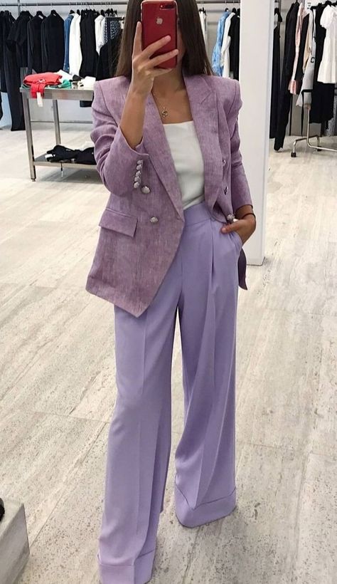 Lilac Trousers Outfit, Feminine Style Casual, Rosa Barbie, Elegantes Outfit Damen, Dress Code Casual, Outfit Oversize, Casual Work Outfits Women, Work Outfits Women Summer, Outfits For Work