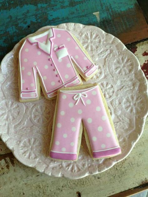 Biscoitos decorados. Spa Cookies, Speciality Cakes, Iced Biscuits, Pretty Cookies, Fancy Cookies, Creative Cookies, Beautiful Cookies, Cookie Inspiration, Iced Cookies