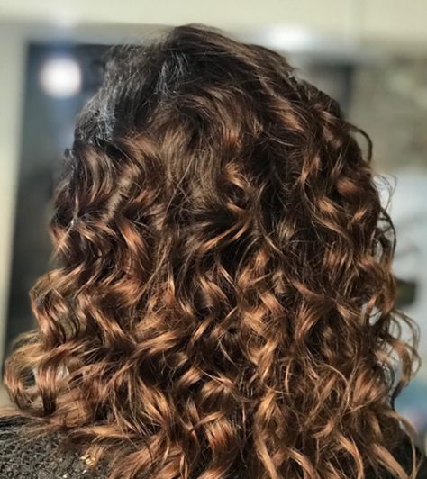 Brown Highlights And Haircut For Curly Hair Idea Design Curling A Bob Haircut, Brown Bob Haircut, Haircut For Curly Hair, Creative Haircuts, Short Stacked Bob Haircuts, Long Curly Haircuts, Curly Hair Ideas, Brown Curly Hair, Stacked Bob Haircut