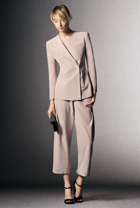 Giorgio Armani Fall Winter 2014 Armani Women Suit, Armani Suit Women, Formal Pantsuit, Blouse Outfit Casual, Linen Style Fashion, Neutral Capsule Wardrobe, Armani Blazer, Armani Suits, Fancy Gowns