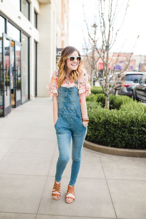 Overalls Womens Denim Overalls Outfit, How To Style Women’s Overalls, Styling Jean Overalls, Feminine Overall Outfits, Mom Overalls Outfit, How To Wear Overalls, Overall Outfits Women, Cute Outfits With Overalls, How To Style Overalls