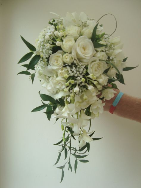 Wedding Bouquets With Crystals, White Cascade Bouquet, Bride Buket White, Cascading Bouquet White, Green And White Wedding Bouquet Cascade, Tulpen Arrangements, Cascading White Orchid Bridal Bouquet, Trailing Bouquet, Bridal Bouquet Styles