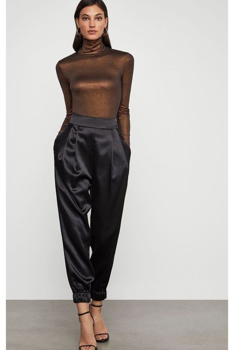 Silk Joggers Outfit, Joggers Outfit Dressy, Jogger Pants Outfit Dressy, Satin Joggers Outfit, Satin Pants Outfit, Jogger Outfit, Satin Skirt Outfit, Pants Outfit Ideas, Silk Joggers